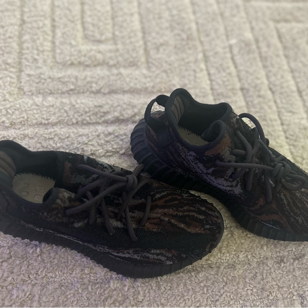 Adidas Yeezy - Picture 2 of 5